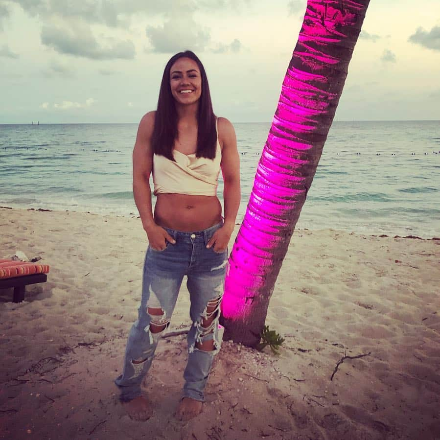 Camille Leblanc-Bazinetさんのインスタグラム写真 - (Camille Leblanc-BazinetInstagram)「Bahamas 🇧🇸 i love you ❤️ “  #islandgirl #dontwanttogohome #impossibleisntfar #reeboksummit @reebok #realclothes #enjoyingthesun #beachtime #sunsoutgunsout #bemorehuman 📸 @emilybridgers」4月4日 22時06分 - camillelbaz