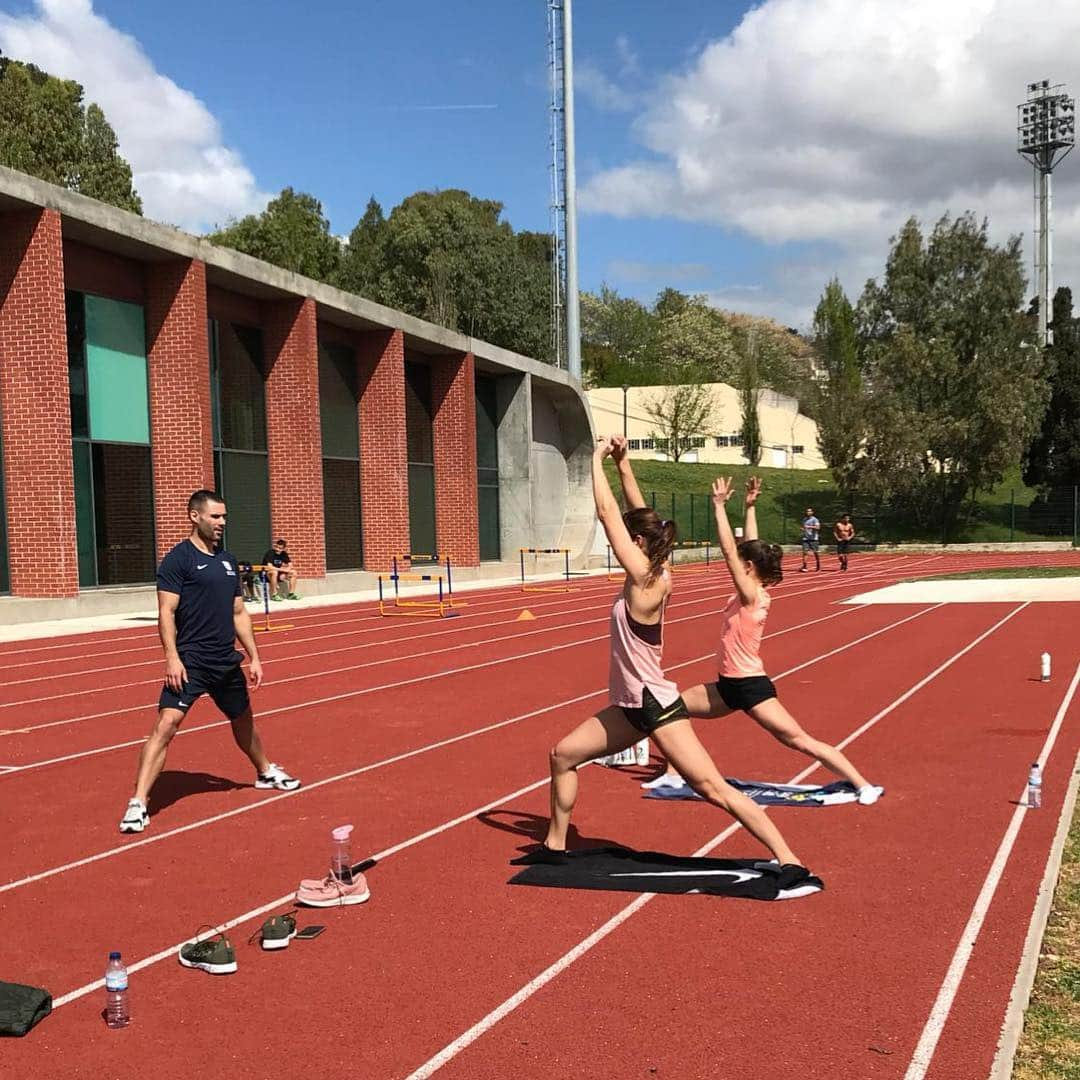 ゾーイ・クラークさんのインスタグラム写真 - (ゾーイ・クラークInstagram)「Loving life with a bit of post session yoga in the sun 🌞 📸 @mariawithoutanh . . #warmweathertraining #lisbon #portugal #britishathletics #athlete #yoga #warriorpose #stretching #syncronisation #sun #happy」4月4日 21時58分 - zoey.f.clark