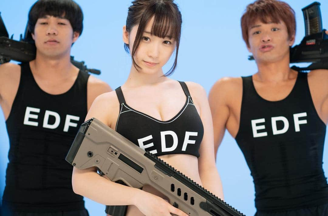 伊織もえさんのインスタグラム写真 - (伊織もえInstagram)「この度『EDF: IRON RAIN』に入隊致しました(伊織隊員と呼んで下さい♥) 地球を守る地球防衛軍は新隊員を募集しています！ (CMに出たよ☺️) 4月11日からみなさんの応募を待っています！！(新作が出るよ😚) 初めてCMに出演します！まもなく放送されると思うので、テレビで見かけたら暖かく見守ってね！(*•̀ᴗ•́*)و ̑̑ #地球防衛軍 #edf #伊織もえ」4月4日 21時59分 - moe_five