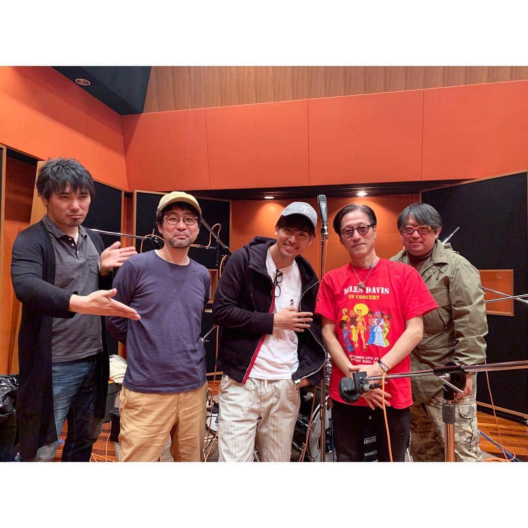 松永俊弥のインスタグラム：「KくんRecording🥁今日はDWとPremierどちらを持っていくか悩んだんだけどPremierで大正解！よい音がとれました😉 ・ #kくん#drum#drummer#vater#meinl#premierdrums#ludwigdrums#remo#dwdrums#dwdrum#dw9000」