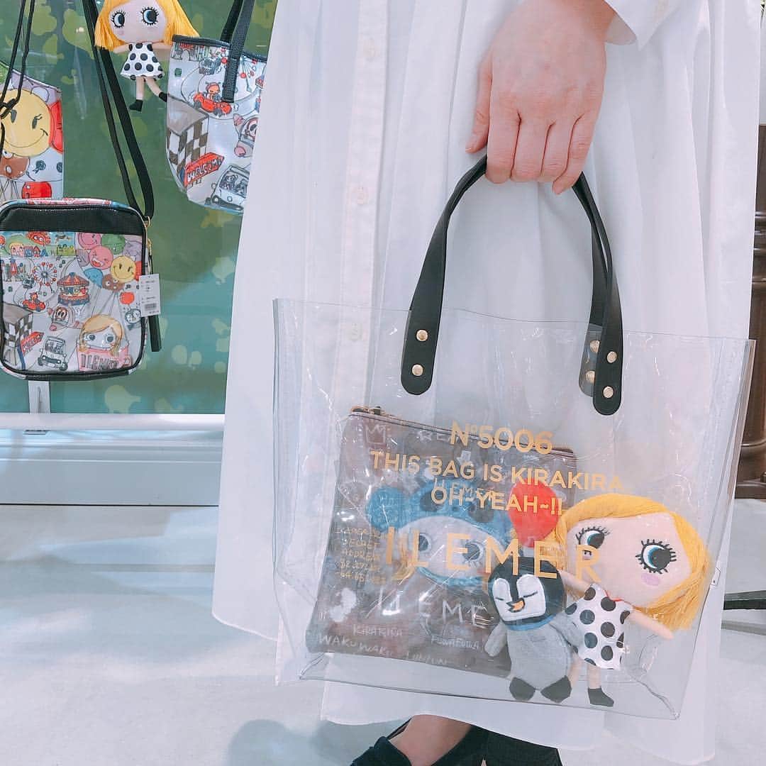 ILEMERさんのインスタグラム写真 - (ILEMERInstagram)「【新作★KIRAKIRA 】 中身を取り出してクリアバッグとして持つのもオススメ♡ お好きなポーチやチャームなど入れてアレンジも楽しめます😍✨ ・ ・ #イルメール #ilemer #イーマリーちゃん #ケーピー#KP #キャラクター #ビニールバッグ  #ビニールポーチ #舟形トート #KIRAKIRA #コーディネート #春コーデ #アタオ #アタオランド #atao #神戸 #神戸国際会館sol  #オンラインでの販売スタート✨」4月4日 21時59分 - ilemer_official