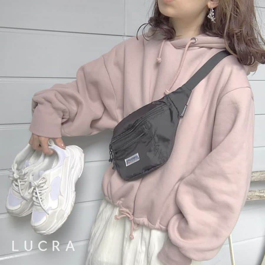 LUCRA（ルクラ）さんのインスタグラム写真 - (LUCRA（ルクラ）Instagram)「流行りのスニーカーも合わせ方次第で女の子らしいコーデに🌸 ㅤㅤㅤ  白とピンクのコーデに、スニーカーやウエストポーチを合わせて♥ ㅤㅤㅤ  ㅤㅤㅤ  白のワンピースは @envylook_japan のものだそう！ ㅤㅤㅤ  ㅤㅤㅤ  Photo by @yuzutarosu9876  ㅤㅤㅤㅤㅤㅤㅤㅤ ㅤㅤㅤ  LUCRA公式Instagram上で紹介させて頂くお写真を募集中！写真に#lucrajp をつけるかタグ付けして投稿してくださいね♡ ㅤㅤㅤ  #ファッション #コーディネート#お洒落さんと繋がりたい#スニーカー#低身長 #きょコ#足元倶楽部#低身長さんと繋がりたい#インスタ映え#スニーカー女子 #ブラウンコーデ#ワントーンコーデ#プチプラコーデ#コーデ#置き画クラブ#春コーデ#置き画#置き画倶楽部#instagood#instalike#like4like#followme#ootd #fashion」4月4日 22時00分 - lucra_app