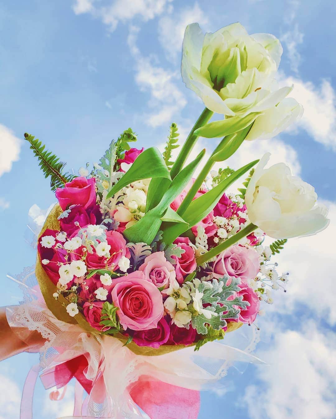天霧真世のインスタグラム：「· 静岡県のバラ園の薔薇🌹✨ · 少し離れたところでもフワ～っと薔薇のいい香り😍 こんなに香るバラは今まで出会ったことがありません‼ · お部屋の中がずっと生バラの香りに包まれています😊🌹✨ · #薔薇#バラ#🌹 #rose#beauty#thanks#happy#present#bouquet#💐 · 🌈@mayomayo.com_ 💎@mayosacise.official ·」