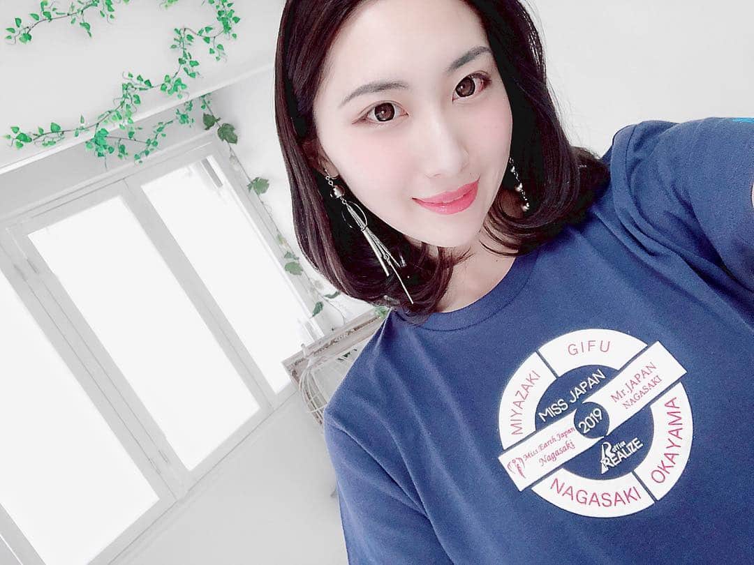 のインスタグラム：「2019 miss japan gifu ファイナリストの大野彩です☺️ @missjapangifu_onoaya . 今日は朝から、千種区にあるフォトスタジオ『eterno』様にてプロフィール撮影していただきました📷 . 代表兼カメラマンの博子さんが、とっても優しく気さくな方で、肩の力を抜いて撮影に臨めました💓 明るく綺麗な光の入ってくる、とっても素敵なスタジオです！ . ⭐️店舗情報 eternò (@_photo_eterno_ ) 愛知県名古屋市千種区楠元町2-45 城山ビル1階 TEL☎︎080-4848-2555 証明写真、ビジネスプロフィール、家族写真、kids、baby、そして着付けやヘアセット等のプランもございます。 → http://st-eterno.com/ . #eterno #photo #photostudio  #フォトスタジオ #名古屋スタジオ #家族写真 #記念写真 #証明写真 #株式会社坂口捺染 #Sakaguchi #Sakaguchinasen #Tシャツ #プリント加工 #2019 #ミスジャパン #Missjapan #岐阜大会 #2019ミスジャパン岐阜大会 #2019Missjapangifu #岐阜 #ミスコン #ミスコンテスト #ファイナリスト #ビューティキャンプ #美 #美容 #大野彩」