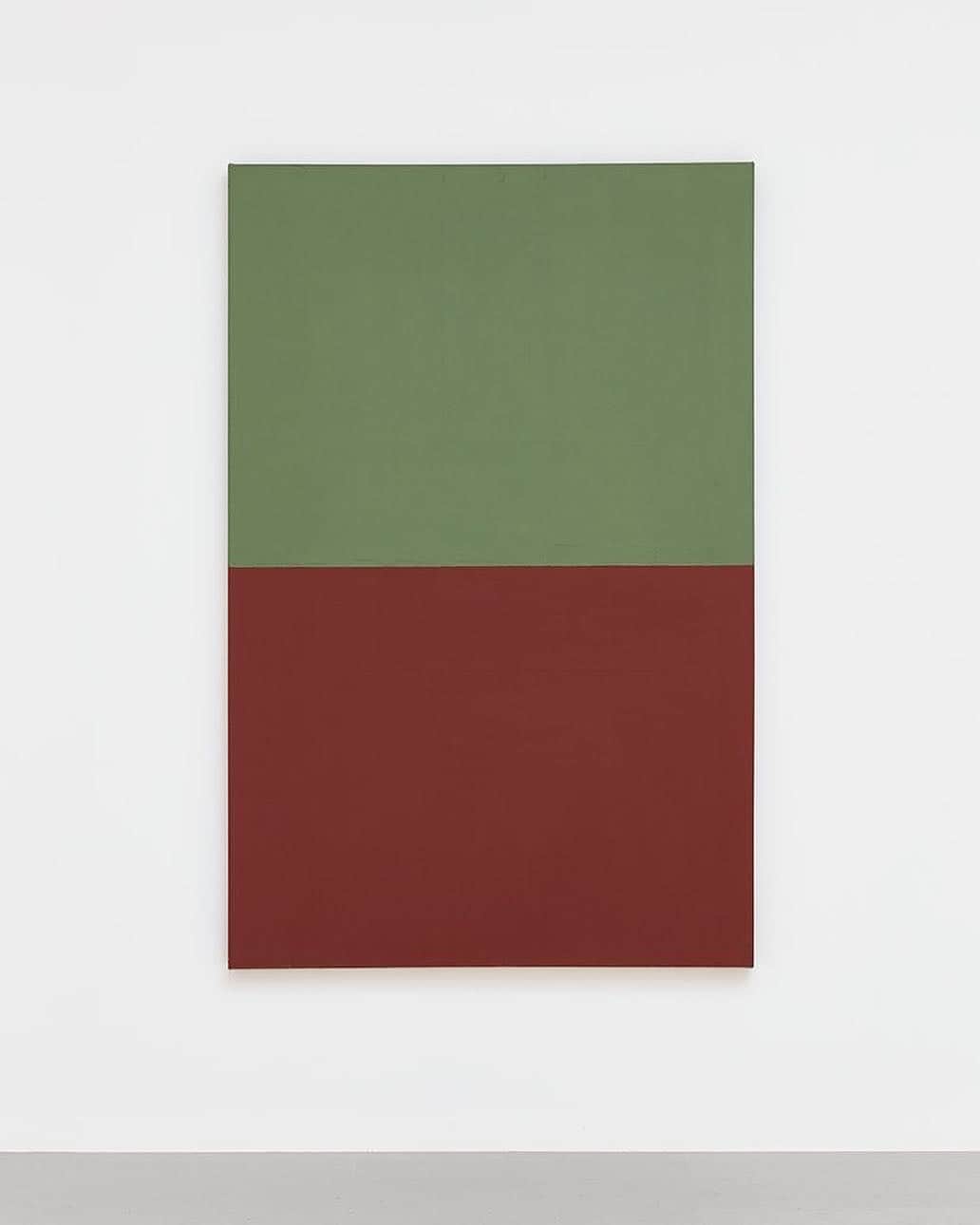 のインスタグラム：「#BriceMardenMorocco: Join us tonight, from 6–8pm, at Gagosian, Paris, for the opening reception of “Brice Marden: Morocco.” - The cornerstone of the exhibition is "Helen’s Moroccan Painting" (1980), a large-scale canvas titled for Marden’s wife, also a painter. The canvas is divided horizontally into two rectangles—green on top (evoking Morocco’s valleys) and burnt sienna below (recalling the red earth)—both applied in thick oil paint with beeswax and inspired by Marden’s memory of the landscape during a drive from Ouarzazate in 1978. The exhibition traveled from the Musée Yves Saint Laurent in Marrakech, Morocco. Find out more via the link in our bio! __________ #BriceMarden #Gagosian #GagosianParis @myslmarrakech」