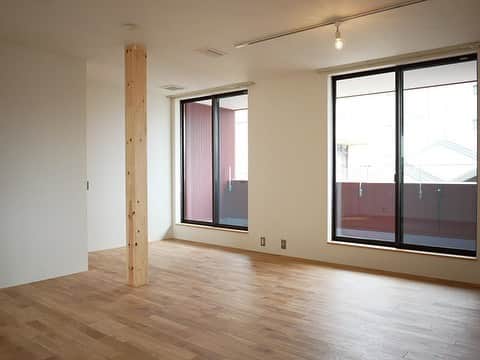 グッドルームさんのインスタグラム写真 - (グッドルームInstagram)「こちらの物件は実際に住めるお部屋です。詳細はストーリー、ハイライトにて！⠀⁣⁣⁣⁣⁣⁣⁣⁣⁣⠀ ・⠀⁣⁣⁣⁣⁣⁣⁣⁣⁣⠀ ▼⁣自由でハイスペック⁣⠀ 玄関を入るとすぐに、気持ちの良い空間。⁣⠀ 思い入れのある空間を使いこなすのに、最初はドキドキするけれど。⁣⠀ インテリアも小物も1つ1つこだわりたくなりますね。⁣⠀ 住んでいくうちにセンスに磨きがかかりそう。⁣⠀ この居心地の良さに酔いしれてください。⁣⠀ ・ ⁣⁣⁣⁣⁣⁣⁣⁣⁣⠀ 名古屋 #ナゴヤドーム前矢田 2LDK 85.07㎡⁣⠀ ⁣・⁣⁣⁣⁣⁣⁣⁣⁣⁣⠀ こだわりのお部屋探しは、@goodroom_jp から URLをチェック！⁣⁣⁣⁣⁣⁣⁣⁣⁣⠀ ・⁣⁣⁣⁣⁣⁣⁣⁣⁣⠀ #goodroom#interiordesign#decoration#myhome⠀ #homedesign#interiordecor #urbanlife #apartment #tokyo#住まい #生活 #デザイナーズ #リノベーション #ナチュラルインテリア #インテリア#シンプルな暮らし #シンプルライフ #断捨離 #日々の暮らし#引っ越し#一人暮らし#ナチュラルインテリア#暮らしを整える #持たない暮らし #ミニマリスト #賃貸インテリア #整理整頓 #暮らしの工夫 #階段」4月4日 22時10分 - goodroom_jp
