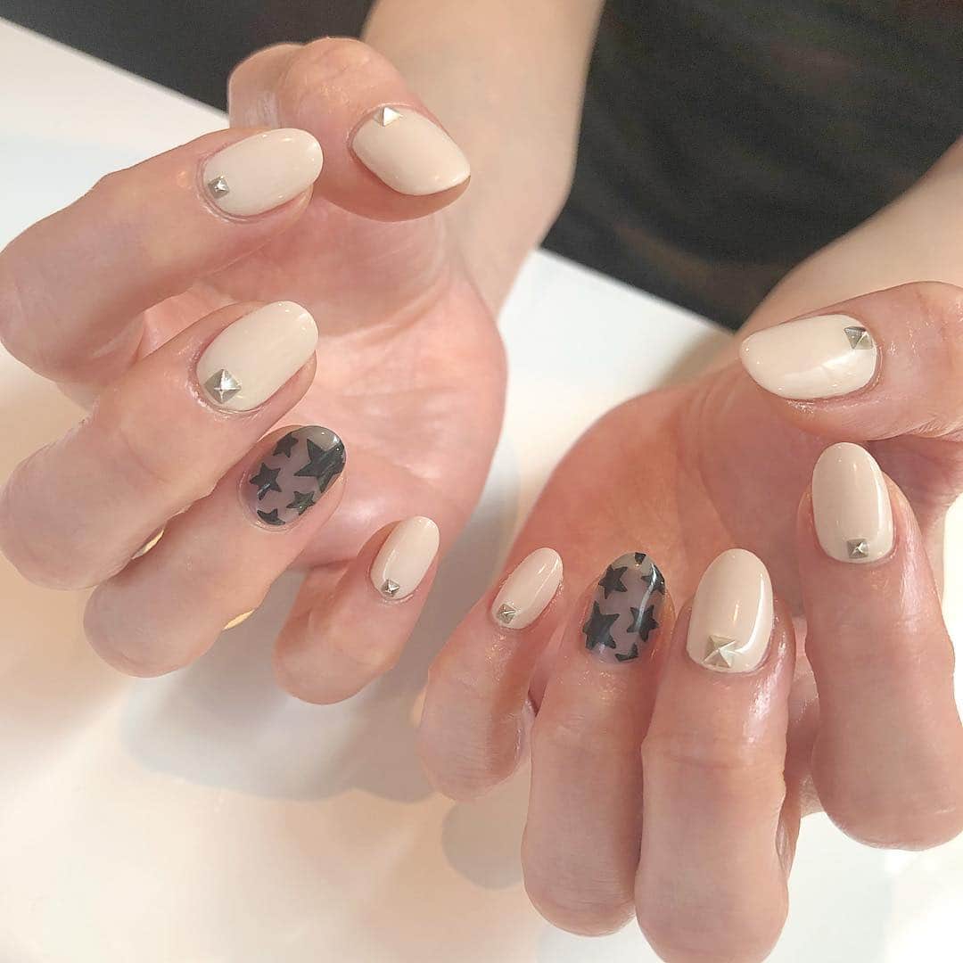 RUBY&ONYX by Kanako Miuraのインスタグラム：「お持ち込み画像を参考に✨ ・ 4/5 18:30〜 4/6 12:00〜,15:00〜,18:00〜  ご案内可能でございます！ その他のお時間もご相談くださいませ。  お子様もお隣に座れるペアルームや個室もございます💡 ・ ・ ・ 🌿月額制もやってます🌿 ○プレミアム会員(ハンド&フット)¥29,800(税抜)・ ○ハンドレギュラー会員¥14,800(税抜)・ ○フットレギュラー会員¥14,800(税抜)・ ・ それぞれ全てのメニューが月に何度でもご利用頂けます。  ご予約、お問い合わせはDMまたは 0354595882 LINE ID：@ rubynail までお気軽にどうぞ💫  #daikanyama#nailsalon#nail#gelnail#rubyandonyx#summer#summernails#handnail#mode#cool#studs#menscare#ART#winternails#メンズネイル#メンズケア#定額制ネイル#通い放題#ジェルネイル#ネイル#ノーサンディング#ショートネイル#大人ネイル#冬ネイル#シンプルネイル#代官山ネイルサロン#トレンドネイル」