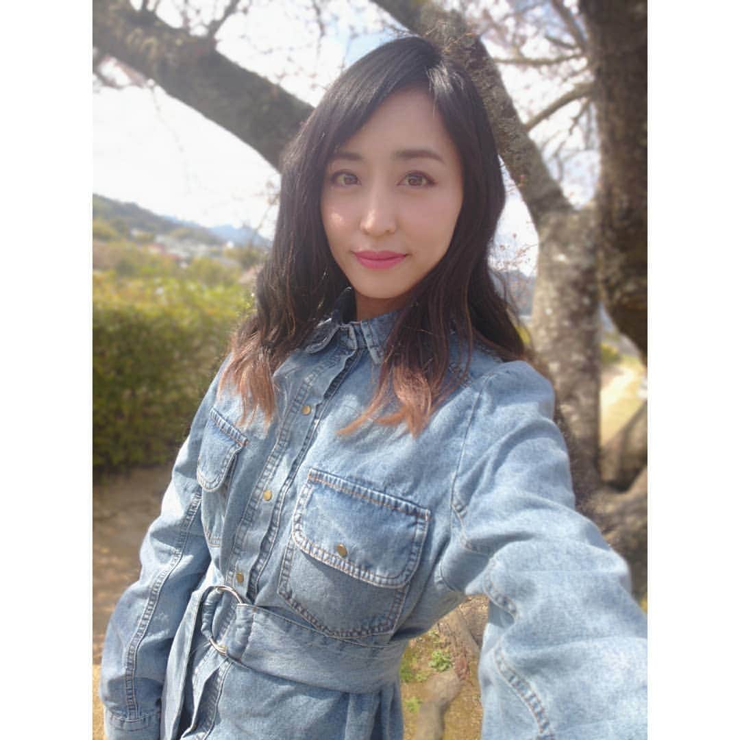 Yukiさんのインスタグラム写真 - (YukiInstagram)「It was still in bud yesterday, but so beautiful.  次の土日は満開かな🌸  Tops→@17kg_official  #D_Drive #yuki #sakura #cherryblossom #spring #japan #篠山 #photo #selfie #guiatrplayer #dayoff」4月4日 22時11分 - d_drive_gt_yuki