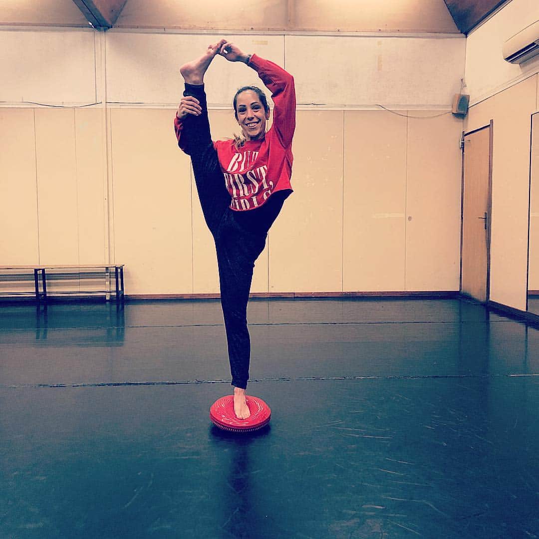 ニコーレ・デラ・モニカのインスタグラム：「Working on balancing 🦄 📷 @matteoguarise  #fun #life #lifestyle #balance #flexibility #strenght #workhard #figureskating #me」