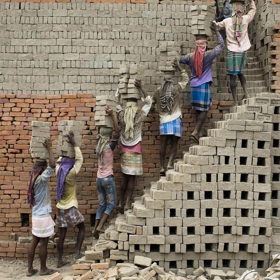 NBC Newsさんのインスタグラム写真 - (NBC NewsInstagram)「Workers carry clay bricks to a kiln, used to bake #pottery, in Farakka, #India. . 📷 Xavier Galiana / @afpphoto」4月4日 22時13分 - nbcnews