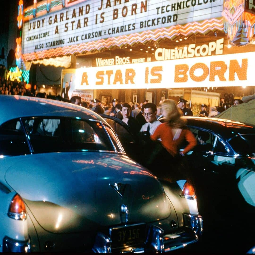 lifeさんのインスタグラム写真 - (lifeInstagram)「The Hollywood premiere of George Cukor's musical, 'A Star Is Born' starring Judy Garland, at the Pantages Theatre, Los Angeles, California, September 29, 1954. (Loomis Dean—The LIFE Picture Collection/Getty Images) #AStarIsBorn #Technicolor #LosAngeles #TBT」4月4日 22時14分 - life