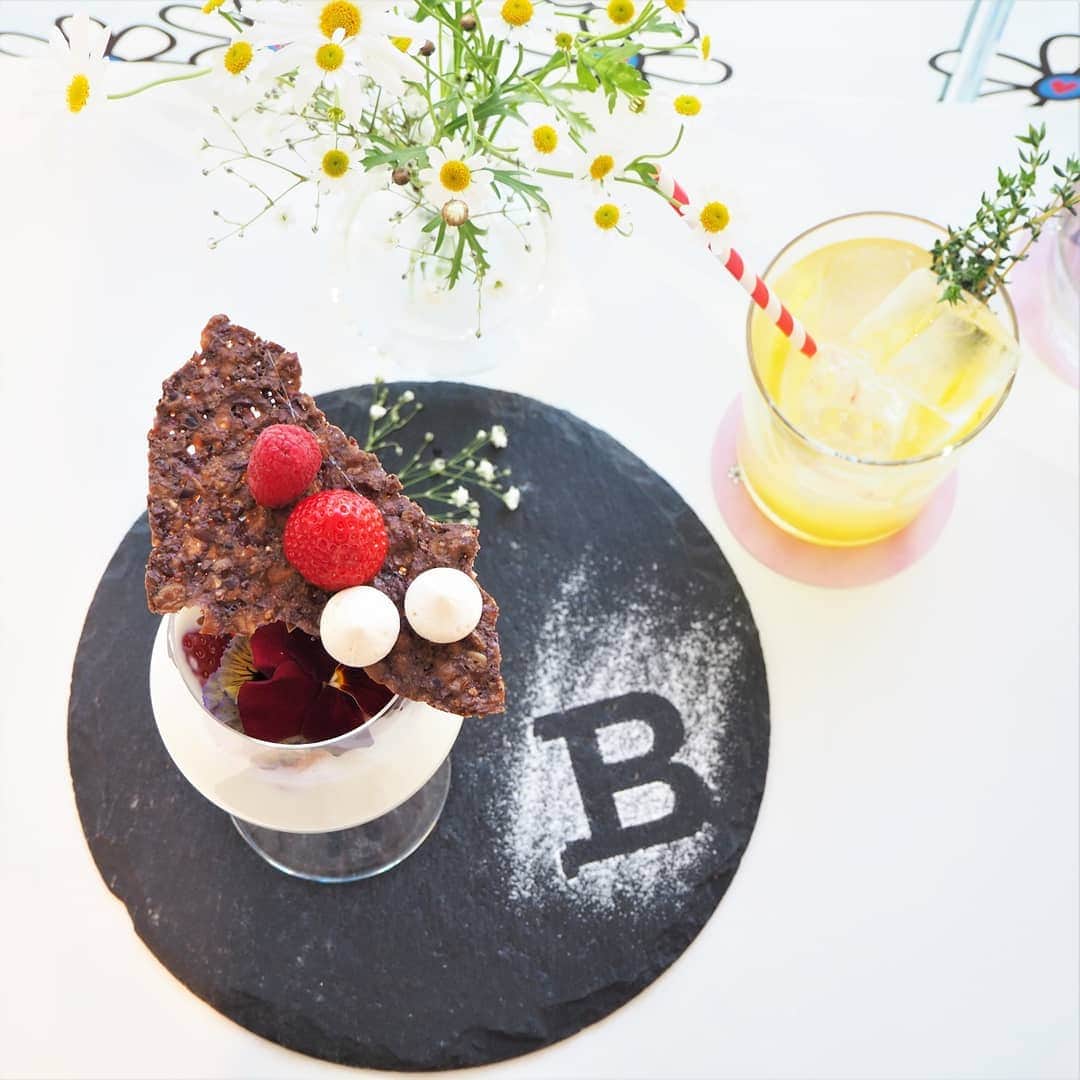 Kuboi Ayumiさんのインスタグラム写真 - (Kuboi AyumiInstagram)「春らしいおしゃれなカフェでスイーツはいかがでしょう。 お花やドライフルーツを使ったハーブティーや、スイーツが楽しめます。 ・ ・ 私が一足先に行ってきたのは #青山テルマ さんと「バリー（BALLY）」がコラボしたBally Cafe。 ・ ・ ピンクと白を基調としたかわいらしい店内で レモン好きの青山テルマさんがプロデュースしたスイーツプレート“タルトシトロン”や レモネードなども注文できます。 ・ ・ Bally Cafeは4月6日～6月30日までの期間限定なのですが、ここでお得情報を！ ・ ・ 4月12日（金）までのオープン期間限定で #BALLYCAFE をSNSへ投稿し その投稿をレジで見せるだけで、なんとドリンク1杯を無料になっちゃいます。 ・ ・ 青山テルマさんが描いた花のイラストが壁や窓、クッションなどにあしらわれていて ファンにはたまらない空間になっているBally Cafe。  ちなみに青山テルマさんとコラボした商品は限定店舗、オンラインで発売されます。 カフェにも置いてあったのですが、ユニークなタッチのモチーフでかわいかったです。  スワイプして見てくださいね。 ・ ・  #BALLYCAFE #BALLYxTHELMA #バリーカフェ #Bally #PR @bally #ginza #銀座カフェ #銀座スイーツ #東京カフェ #カフェ好きな人と繋がりたい #おしゃれさんと繋がりたい」4月4日 22時24分 - himekagami