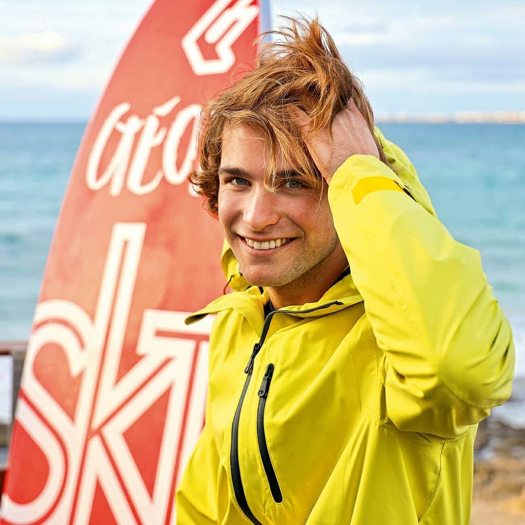 のインスタグラム：「"I will never forget the happiness of being able to chase the wind. Today, my dream has come true: I am a professional #windsurfer." We believe that passion and dedication can achieve the impossible. Meet our amazing Riccardo Marca, windsurfing freestyle champion, who echoes the Geox philosophy with his pursuit of freedom through the dedication to his sport: he mounted a board for the first time in 2008 and it was love at first sight. From that day on, he has travelled the world looking for the best winds to train with.  Driven by a strong #passion for his sport, Riccardo leads a life in which he is constantly seeking out a sense of #happiness, #freedom and #wellbeing.  Want to know more? Follow @riccardomarca and discover his story on our IG TV Channel!  #RiccardoMarca #geoxperience #SS19campaign #geoxextraordinarynormalpeople #adv #SS19ADV #geox」