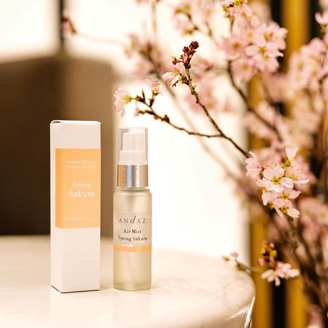 Andaz Tokyo アンダーズ 東京さんのインスタグラム写真 - (Andaz Tokyo アンダーズ 東京Instagram)「Keep the memory of spring in Tokyo with our original Sakura Air Mist 🌸 Available this season at AO Spa & Club 🌱#aospa 一斉に芽吹く春の香りを閉じ込めたアンダーズ 東京のエアミストspring sakura🌸🌿🦜爽やかな気分になれるおすすめアロマです😉 . . . . . #andaztokyo #アンダーズ東京 #さくら🌸 #アロマ好き #春が来た #sakura #桜#andaztokyo #andaz #aospa #airmist #spatreatment #blendbar #spa #customtreatment #beautifulspa #beautifulplaces #beautifulhotels #wonderful_places #tokyo #toranomon #japantrip  #mytinyatlas #passionpassport #travellerlife #explorejapan #日本  #虎ノ門 #tokyohotel #tokyospa」4月4日 22時18分 - andaztokyo