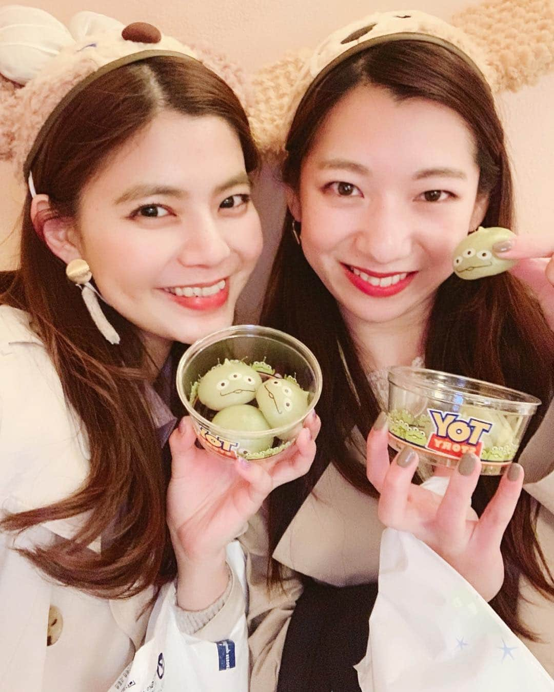 畑有里紗さんのインスタグラム写真 - (畑有里紗Instagram)「今日は親友 @pi_ka1119  とディズニーシー❤︎ . 高校生の頃からちょこちょこ一緒に来てるけど 10年も経つとディズニーでの 過ごし方が変わるなぁと。笑 すぐ休憩挟むから完食だけでも ナッツとお酒のセット、イースターサンデー、チキン&ポテト、ターキーレッグとビール、リトルグリーマン よう食べたわ😋🍻(食べすぎ) そんなまったりディズニーも好き！ . 久しぶりに一緒に来れてよかった💕 . トップスはみーちゃんのブランド @gyf_tokyo 初おろし(*^^*) 可愛すぎるから特別な予定の日に下ろしたかった❤︎ . #ディズニーイースター2019 #イースターサンデー🐰#disney #ディズニーシー#disneysea」4月4日 22時21分 - arii_m36