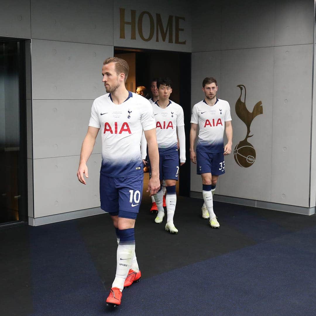 ハリー・ケインのインスタグラム：「Last night. Home. #COYS」