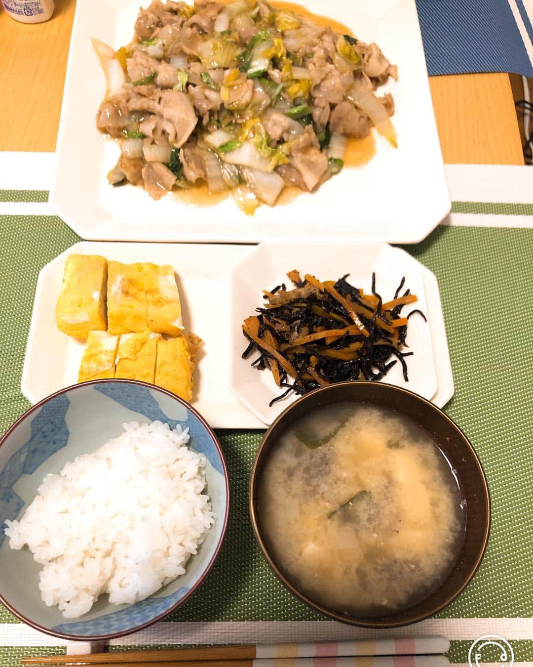 ヒラヤマンのインスタグラム：「家が狭いけんテーブルを縦にしか置けない我が家。やけんご飯の配置も縦長です。笑 #夜ごはん #白菜と豚肉のとろとろ煮 #玉子焼き #ひじき #長ネギと豆腐とこんにゃくの味噌汁 #白いご飯」