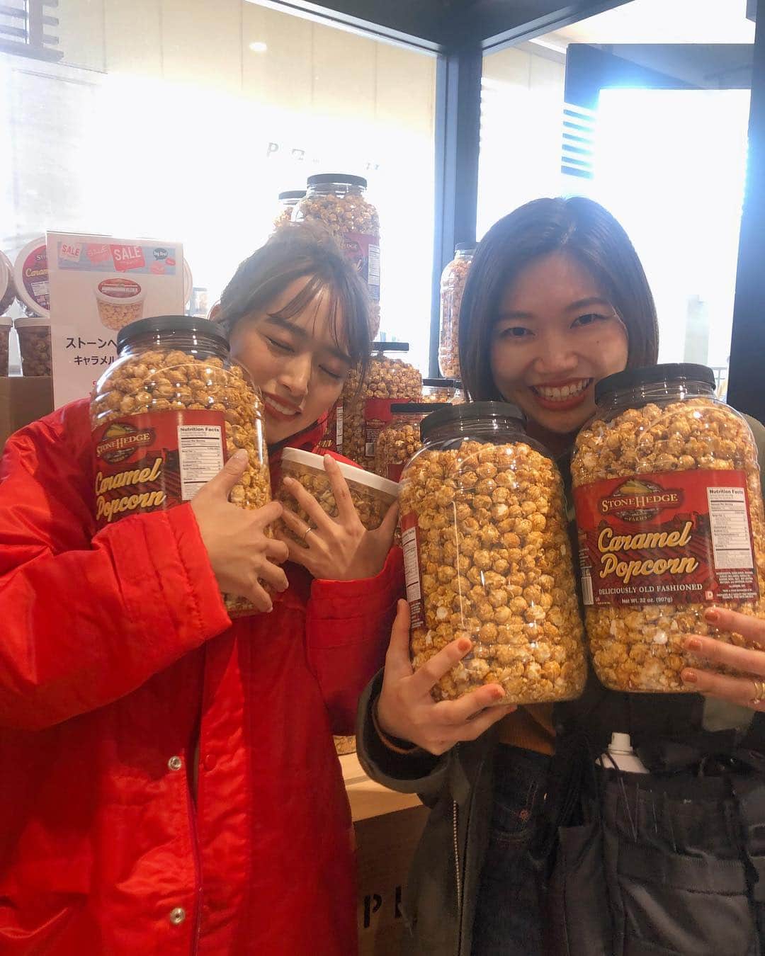近藤千尋のインスタグラム：「今日はCBCで新しくレギュラーを させて頂く、チャント！のロケでした❤️ 水曜にお邪魔するので 是非ご覧ください🌸 合間にアイス食べたりポップコーン 買ったり甘党の私たち🤦🏼‍♀️笑 このあと塩味のポップコーンも 食べたくなりました🍿 ⚠︎ちゃんと仕事もしています。笑 #赤いロケジャン #チャント！ #CBC」