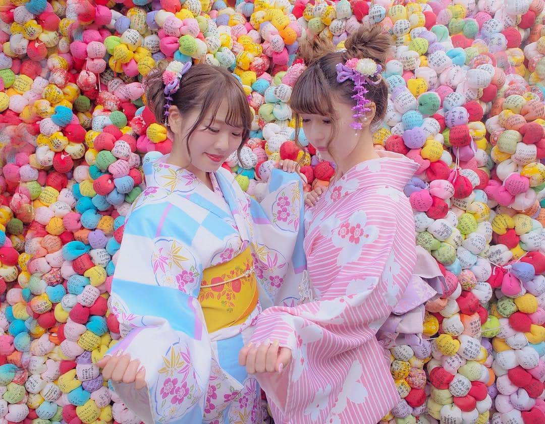 のインスタグラム：「﻿ りいさんと着物で京都観光👘💕﻿ ﻿ 久しぶりの京都でした☺️💕🍡﻿ 着物レンタルは @rikawafuku さんにお願いしたよ👘﻿ 可愛い着物がたくさんあってとっても迷った〜🥺﻿ ヘアセットも可愛くしてもらいました🌸﻿ ﻿ わたしはいつもピンクとか選びがちだから←﻿ 違う雰囲気にしたくて水色の着物を選んだの😌﻿ ﻿ ﻿ ピンク×水色って可愛くて大好きな組み合わせ😍💕﻿ ﻿ ﻿  #八坂庚申堂 にも行ったよ〜⛩✨2年前？にも﻿ 2人で行ったの懐かしいね🤣💭﻿ ﻿ ﻿ #梨花和服#着物#着物女子#京都観光#京都旅行#京都巡り#京都さんぽ#京都#京都着物レンタル#着物レンタル#着物ヘア#着物ヘアアレンジ#カラフル#八坂神社#KYOTO#kyototrip#kyotojapan」