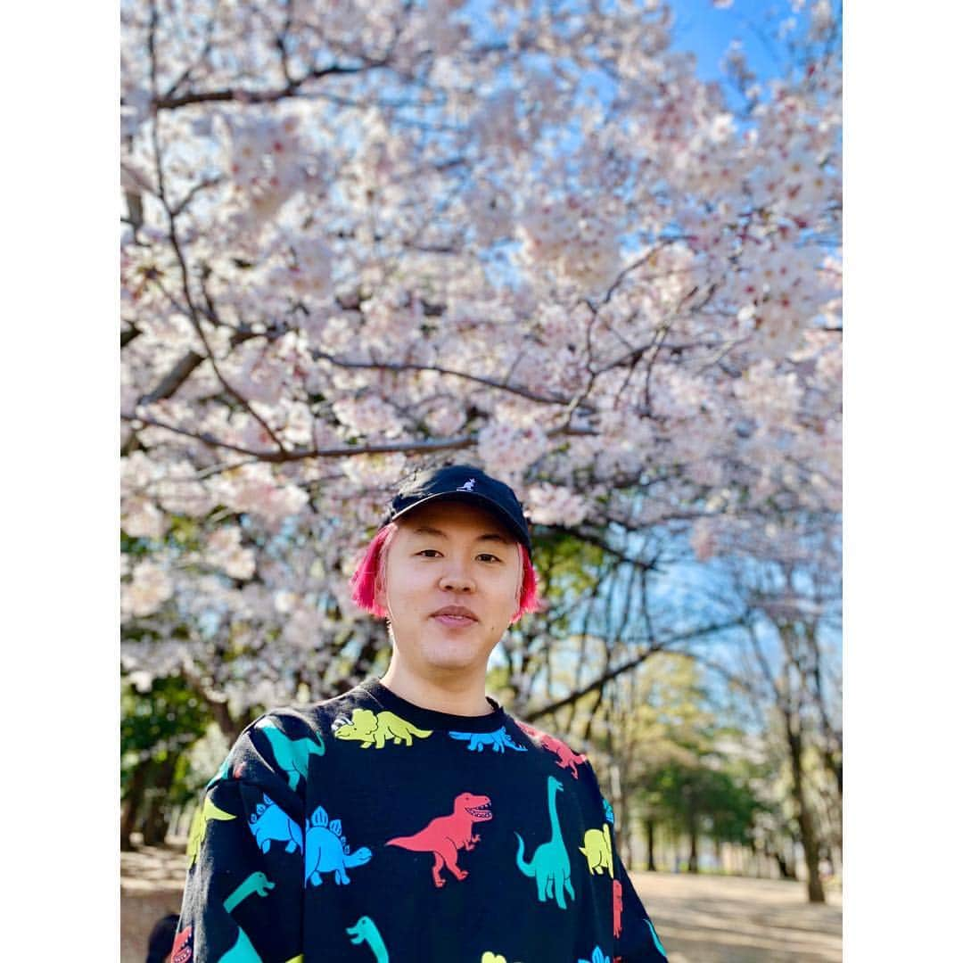 ぺえさんのインスタグラム写真 - (ぺえInstagram)「春ですね🌈🌸💕 #お花見してきました#🌸#桜#花見 #誘拐じゃないよ#誘拐風写真 #親友の子を誘拐するオカマ #リンクが恐竜の帽子かぶってて2人で恐竜コーデみたいになった #マジでたまたま#合流してびっくり #勝手に双子コーデ#勝手に母親気分 #2枚目の写メりゅうちぇるが不意に撮ってきた #背景も表情も人生最後の写真みたいになった #今日が人生最後の日でもいいかもって思えるぐらい楽しかった #花見っていいね#心も上を向ける気がする #3枚目は急に虹がかかった #なにが起きたんだろう#不思議な虹 #あたしにも幸せがくる予兆かしら #そろそろ絶対にこいよマジで #6枚目はバスガイド風写真 #手のひらもパンパン #妖怪インチキバスガイド #リンクも桜に興味もってずっと眺めてた #最後の写メはひとりで本気で花見に来た男性風写真 #周りの目なんて気にしない #自分らしく堂々と生きよう #そんな言葉が聞こえてくるような一枚」4月4日 22時34分 - peey