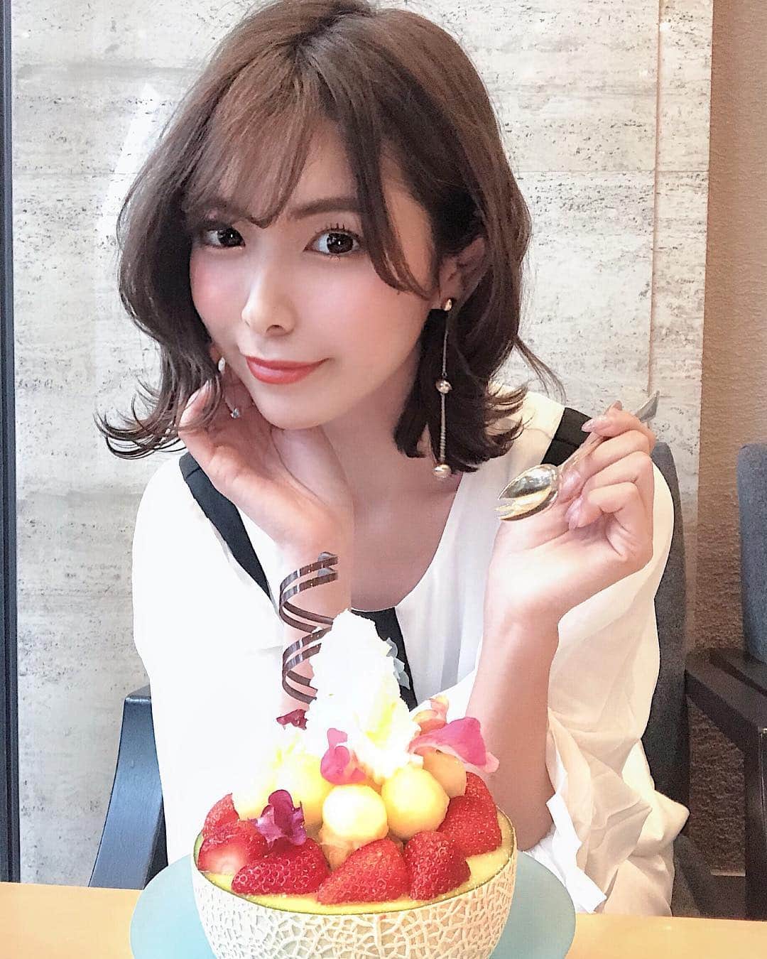 Yuika Matsuさんのインスタグラム写真 - (Yuika MatsuInstagram)「. . . マスクメロン🍈 を使用してる  メロンエフレーズ が美味しすぎた 🥺❤️ . . あの味が 忘れられないため 5/31 までに一緒に行ける人いこーー🙋‍♀️✨ . . . 前のpost で着てて 質問頂いた この日のコーデは @millioncarats_official の ワンピース👗だよ♪ . . ちょっとしたお出かけに 着て行きやすいし、可愛いから気に入っております😘 . ２枚目に全身ver.アップしてるから 見てね♪ . . ※３枚目のムービー📽 最後に 素で 喋ってる所も映ってて笑えるw . . . . . #日航ホテル #ホテル日航大阪 #アフタヌーンティー #afternoontea #sweets  #ホテル日航大阪スイーツ #大阪スイーツ#心斎橋カフェ #スイーツ #パフェ  #millioncarats #ミリオンカラッツ #millionsnap  #ミリオンスナップ」4月4日 22時34分 - yuika00802