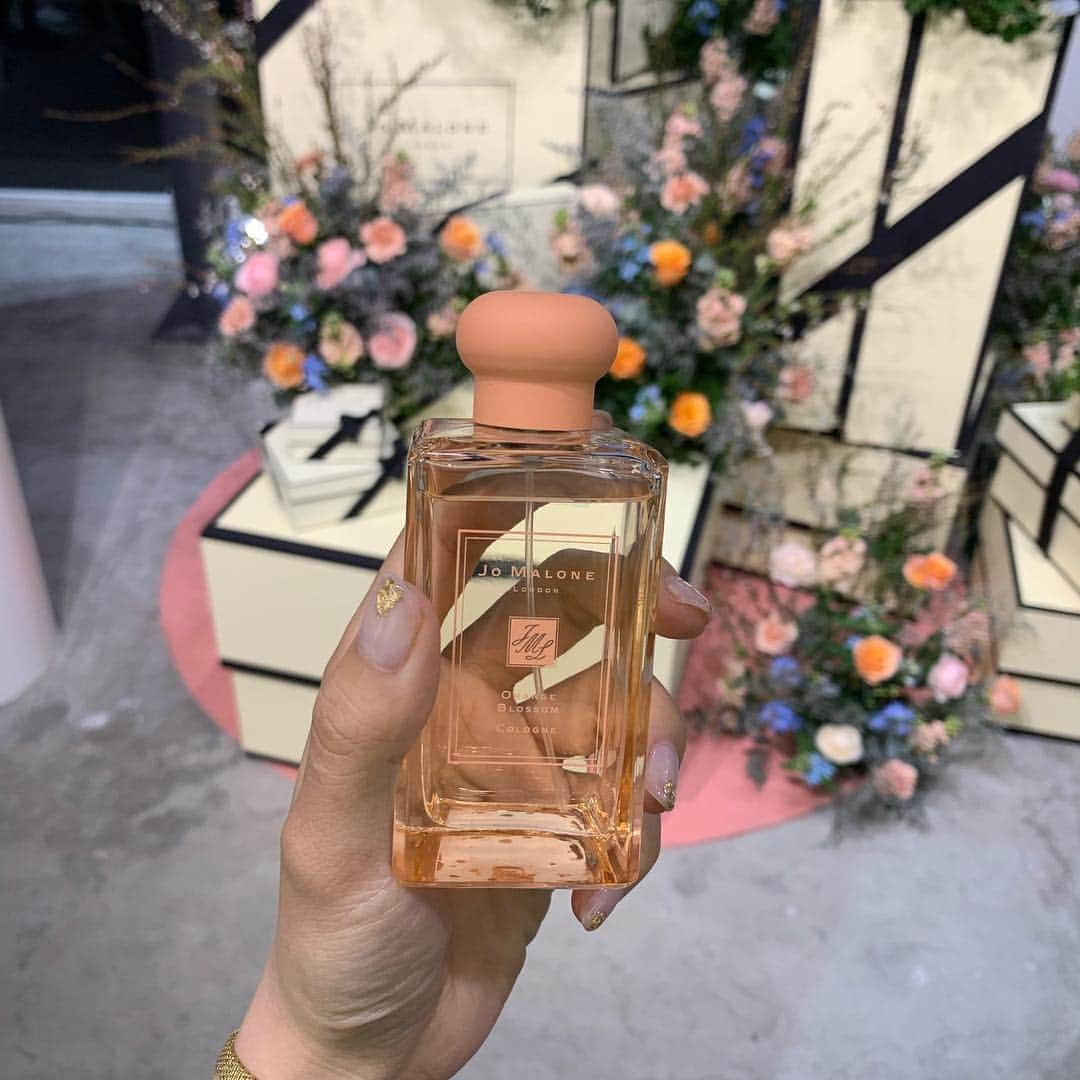 楫真梨子さんのインスタグラム写真 - (楫真梨子Instagram)「Jo Malone London 期間限定ブロッサムズのレセプションに招待されました☺️🍸 春っぽい上品で爽やかな香りの新作「ブロッサムズ」は4月5日発売です！！すでにJo Maloneの香水は持ってるけどもう一つ欲しくなりました🥺  会場内はブロッサムズの四つの香りをイメージして色鮮やかなお花で彩られています🦋 みなさんもぜひ🥰 #ジョーマローンロンドン #JoMaloneLondon #BrilliantBlossoms #pr」4月4日 22時36分 - kajimari1226