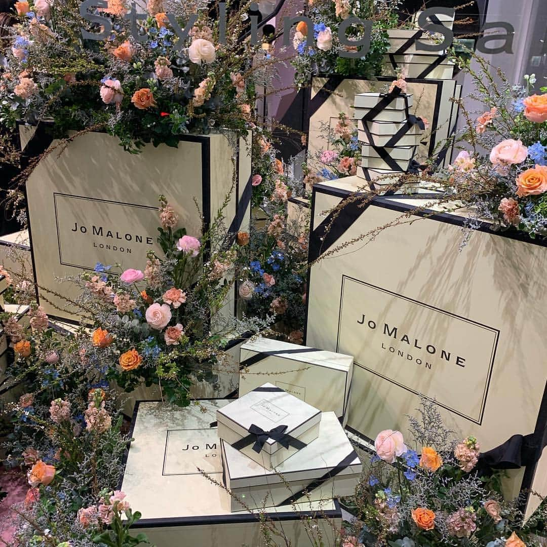 楫真梨子さんのインスタグラム写真 - (楫真梨子Instagram)「Jo Malone London 期間限定ブロッサムズのレセプションに招待されました☺️🍸 春っぽい上品で爽やかな香りの新作「ブロッサムズ」は4月5日発売です！！すでにJo Maloneの香水は持ってるけどもう一つ欲しくなりました🥺  会場内はブロッサムズの四つの香りをイメージして色鮮やかなお花で彩られています🦋 みなさんもぜひ🥰 #ジョーマローンロンドン #JoMaloneLondon #BrilliantBlossoms #pr」4月4日 22時36分 - kajimari1226