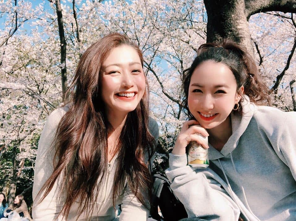 崎本ゆかりさんのインスタグラム写真 - (崎本ゆかりInstagram)「🌸🌸🌸🍻🌸🌸🌸 . . 久々に 涙出るほど笑ったw #🌸#😂 #お花見#代々木公園#桜#さくら#綺麗#満開#東京の桜#楽しい時間#友達#おでこぴかりん#ハゲてないから#🍙#🍺 #cherryblossoms#sakura#yoyogipark#picnic#fun#goodday#tokyo#memories」4月4日 22時50分 - yukariiiin5