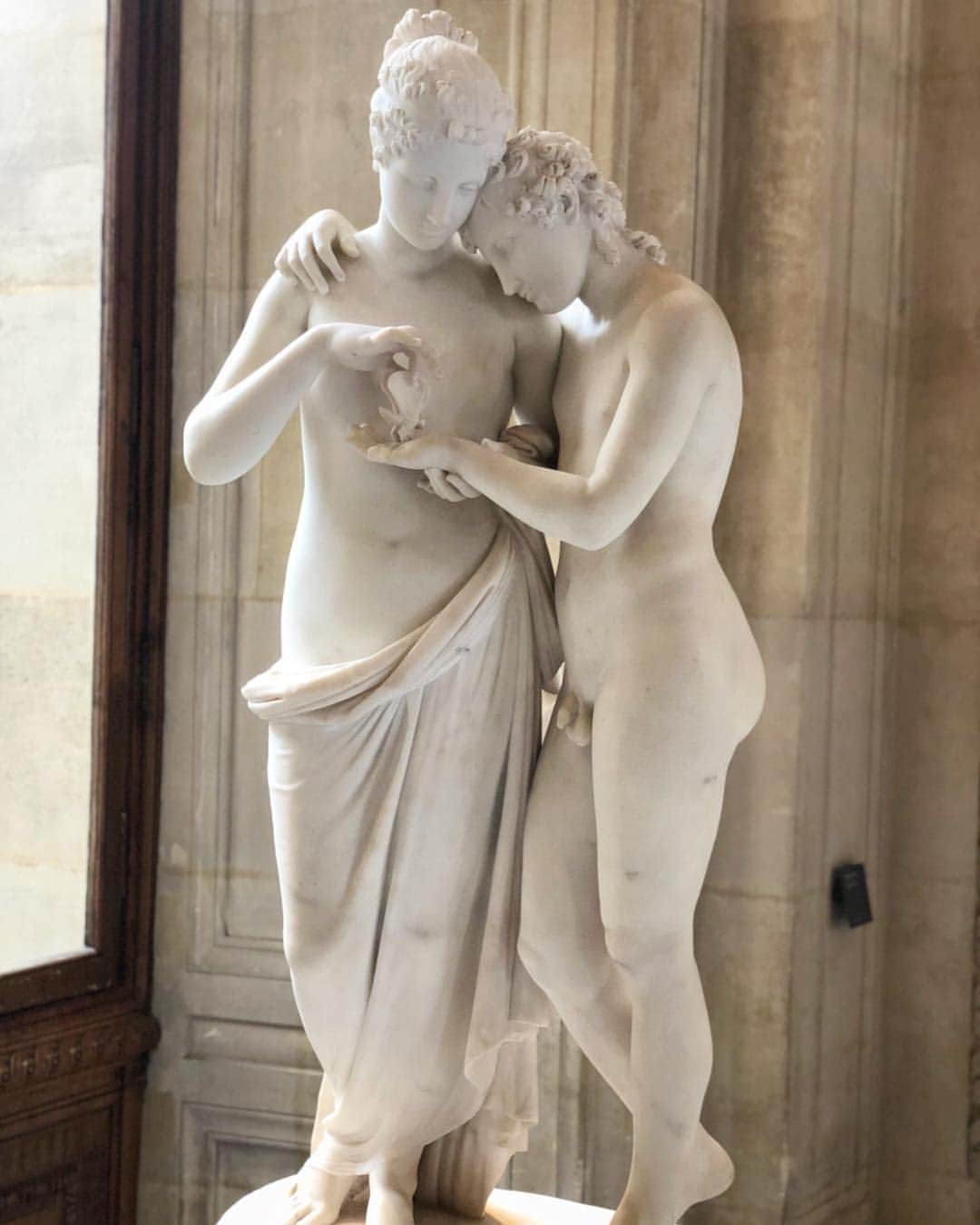 ルーブル美術館さんのインスタグラム写真 - (ルーブル美術館Instagram)「. 🇫🇷Le printemps est arrivé à Paris ! 🌸 Aujourd’hui, nous vous présentons Psyché et l’Amour, œuvre du sculpteur italien Canova.  _ ✍️Le thème de L’Amour et Psyché est un thème largement développé pendant la période néoclassique. Canova en a décliné de nombreuses versions notamment en terre, mais aussi de très beaux groupes en marbre dont celui-ci. Cette sculpture est une commande d’un colonel écossais, Sir John Campbell, que l’artiste rencontre lors d’un séjour à Naples en 1787. C’est ce même colonel qui lui commande aussi le très célèbre groupe, Psyché ranimée par le baiser de l’Amour. L’oeuvre a, par la suite, appartenu à Murat avant d’entrer dans les collections impériales puis au musée du Louvre. _ 🧐Les personnages sont debout. L’Amour est entièrement nu alors qu’une draperie masque délicatement la nudité de Psyché. L’Amour entoure Psyché de son bras tandis qu’elle soulève de sa main celle du jeune homme, sur laquelle elle pose un papillon. Ce papillon symbolise l’âme de Psyché, qu’en toute innocence, elle offre à l’Amour ________ 🌏Spring has arrived in Paris! 🌸 Today we present Cupid and Psyche, a work by the Italian sculptor Canova. _ 🧐The story of Cupid and Psyche was a popular artistic choice in the neoclassical period. Canova produced many versions of the theme; most were of terracotta, but he also sculpted some beautiful marble groups, two of which are in the Louvre: Cupid and Psyche standing, and Psyche Revived by Cupid's Kiss. Antonio Canova was only thirty years old when this sculpture was commissioned by a Scottish colonel, Sir John Campbell, whom he met in Naples in 1787 and who also commissioned the famous group known as Psyche Revived by Cupid’s Kiss. The two groups later entered the imperial collections before being acquired by the Musée du Louvre. _ 🧐The figures of Cupid and Psyche are standing, Cupid completely naked, Psyche modestly draped, he with his arm around her shoulders. She raises his left hand with her own, to place a butterfly on his palm. The butterfly symbolizes her soul, which she offers in all innocence to Cupid. _ 📷©️Musée du Louvre / Nicolas Bousser @insidethelouvre . . #Louvre #LouvreMuseum #MuseeduLouvre」4月4日 22時45分 - museelouvre
