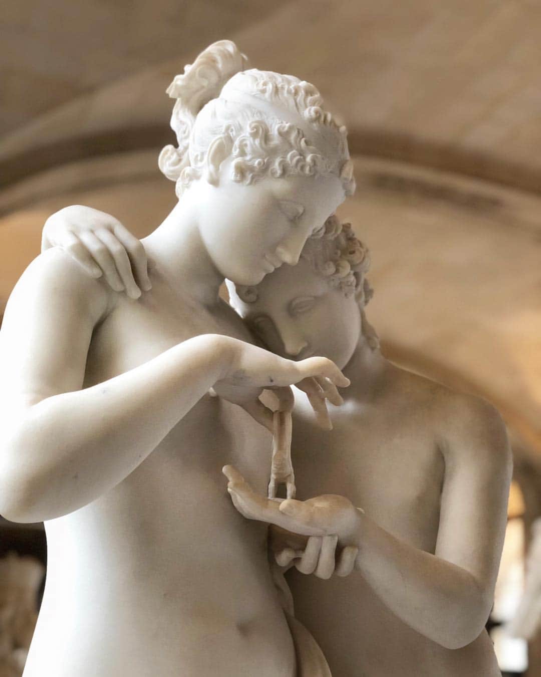 のインスタグラム：「. 🇫🇷Le printemps est arrivé à Paris ! 🌸 Aujourd’hui, nous vous présentons Psyché et l’Amour, œuvre du sculpteur italien Canova.  _ ✍️Le thème de L’Amour et Psyché est un thème largement développé pendant la période néoclassique. Canova en a décliné de nombreuses versions notamment en terre, mais aussi de très beaux groupes en marbre dont celui-ci. Cette sculpture est une commande d’un colonel écossais, Sir John Campbell, que l’artiste rencontre lors d’un séjour à Naples en 1787. C’est ce même colonel qui lui commande aussi le très célèbre groupe, Psyché ranimée par le baiser de l’Amour. L’oeuvre a, par la suite, appartenu à Murat avant d’entrer dans les collections impériales puis au musée du Louvre. _ 🧐Les personnages sont debout. L’Amour est entièrement nu alors qu’une draperie masque délicatement la nudité de Psyché. L’Amour entoure Psyché de son bras tandis qu’elle soulève de sa main celle du jeune homme, sur laquelle elle pose un papillon. Ce papillon symbolise l’âme de Psyché, qu’en toute innocence, elle offre à l’Amour ________ 🌏Spring has arrived in Paris! 🌸 Today we present Cupid and Psyche, a work by the Italian sculptor Canova. _ 🧐The story of Cupid and Psyche was a popular artistic choice in the neoclassical period. Canova produced many versions of the theme; most were of terracotta, but he also sculpted some beautiful marble groups, two of which are in the Louvre: Cupid and Psyche standing, and Psyche Revived by Cupid's Kiss. Antonio Canova was only thirty years old when this sculpture was commissioned by a Scottish colonel, Sir John Campbell, whom he met in Naples in 1787 and who also commissioned the famous group known as Psyche Revived by Cupid’s Kiss. The two groups later entered the imperial collections before being acquired by the Musée du Louvre. _ 🧐The figures of Cupid and Psyche are standing, Cupid completely naked, Psyche modestly draped, he with his arm around her shoulders. She raises his left hand with her own, to place a butterfly on his palm. The butterfly symbolizes her soul, which she offers in all innocence to Cupid. _ 📷©️Musée du Louvre / Nicolas Bousser @insidethelouvre . . #Louvre #LouvreMuseum #MuseeduLouvre」