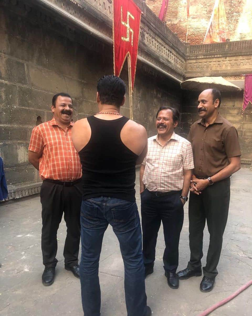 サルマン・カーンさんのインスタグラム写真 - (サルマン・カーンInstagram)「Having a Chulbul time on the sets of #dabangg3... @prabhudheva @arbaazkhanofficial @nikhildwivedi25 @skfilmsofficial」4月4日 22時45分 - beingsalmankhan