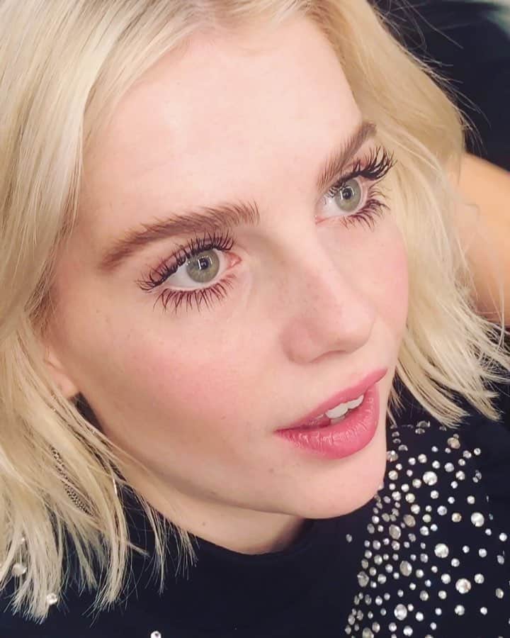 JO BAKERのインスタグラム：「L U C Y • B O Y N T O N 🇬🇧 Lasharella !!! Fresh 60’s Dolly vibes for #lucyboynton for @ccaliforniastyle !! We shot this story a day after Oscars after an incredibly fun few weeks together. I hope everyone has as much fun at work as we do with this charming sweet british bird!!!! #welovelucy 🍅🥒🐥 Style @edmondalison  Hair @jennychohair  Hair Colourist @mwselley  Makeup and vid by me #jobakermakeupartist using @diormakeup」