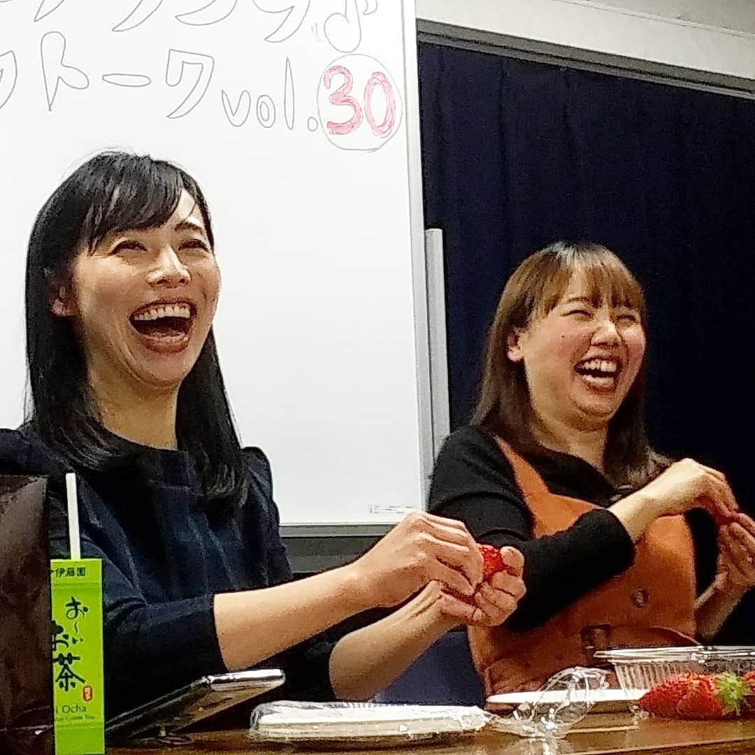 和泉杏さんのインスタグラム写真 - (和泉杏Instagram)「2019/3/31は、 ハルカラ2人でのトークライブ 『ハルカラララ♪ラフトーク』でしたー＼(^o^)／ . 今回は記念すべき第30回目！！ ランチの実家のいちご農園『長良園（ながらえん）』の高級な苺をたーくさんご用意！ . あるお客様からは皆にケーキやお菓子の振る舞いもあったり(*^-^)／＼(*^-^*)／＼(^-^*) . お腹も心も満たされた最高の会(*^▽^*) 来てくれた皆さんありがとうございました(*^^*) . . ラフトークでは毎回、 お客様も（お酒以外）飲食自由という、ラフに話してラフに過ごしてもらって、みんなほんわか楽しく笑えるライブです♪ . 次回は4/28（日）！ 私の誕生日です♪ 発表したいこともありますので、是非来てくださいね♪ . ★4/28（日）★ 『ハルカラララ♪ラフトークvol.31』 時間■開場17:45／開演18:00 料金■1000円 場所■新宿Fu＋803号室 . . #ハルカラ #女芸人 #トークライブ #お笑いライブ #ハルカララララフトーク #ラフトーク30 #これぞ #苺パーティー #長良園 #いちご #イチゴ #苺 #ラフトーク30回記念 #アゲマキ #いつもありがとうスペシャル」4月4日 22時46分 - izumikyou