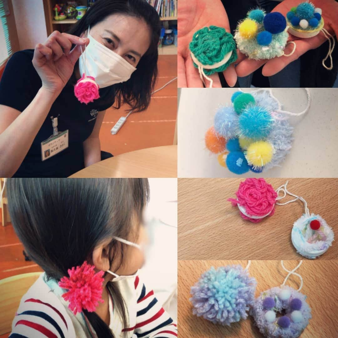 長久保智子さんのインスタグラム写真 - (長久保智子Instagram)「With children of the children's ward. （knitting volunteer ） I didn't have that ideas ! ! （cake,macaron,etc...） great 💙  編み物作家としてのボランティア（SHJの活動）は月一ペースになっている！ 予め作っておいた円いキーホルダーを渡したら！みんな マカロンやショートケーキ🍰等々、発想がすごい～💙 感心しちゃった。 * * #knittingwithlove #knittingwithchildren #yarnlover #knittingworkshop #knittingvolunteer #volunteerforchildren #smilinghospitaljapan #ボランティア #ワークショップ」4月4日 22時47分 - satoko.tricot_the