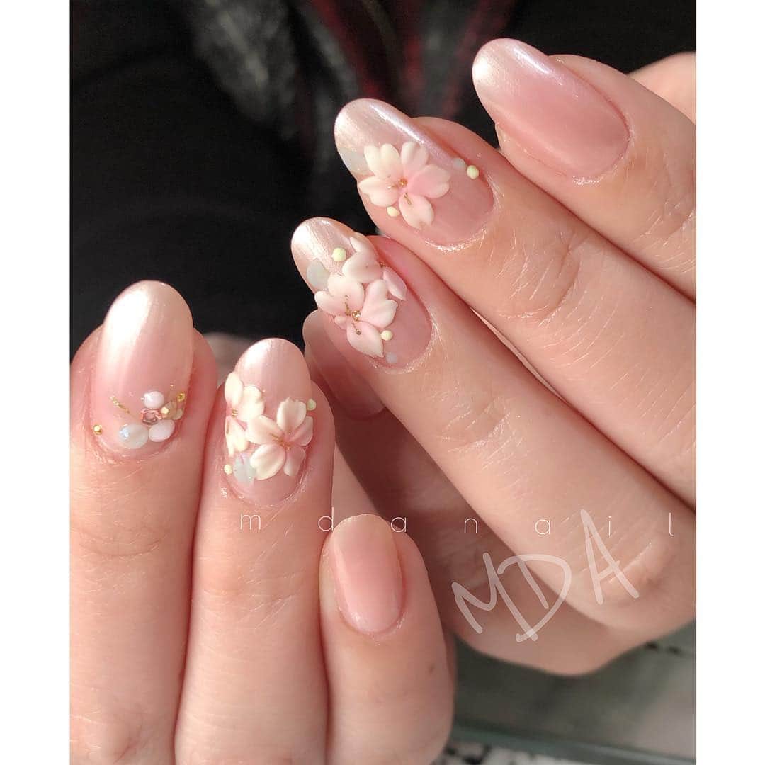 Mayu Ogawaさんのインスタグラム写真 - (Mayu OgawaInstagram)「さくらのエンボス🌸 久々にアクリル触った〜 クラシックなテクニックが可愛い桜アートにbest👍 ・ ぷっくり感が可愛い♪  polish▶︎ #vinylux # 150 最後の動画て確認してね♡  classic cherry blossom nail art. there are a lot of cherry blossoms in Japan now. i love this season every year so much! 🌸🌸🌸 ・ #サクラ #桜 #さくら #桜ネイル  #ピンクネイル #ピンク  #エンボスアート #エンボスネイル  #ポリッシュ #マニキュア #バイナラクス #自爪 #pink #cherryblossom #polish #vinylux  #mda #mdanail #nailstagram #nails #nailarts #gelnails #lovenails #nailaddict #trend #trendnails #fashion #おしゃれネイル #お洒落」4月4日 22時48分 - m_d_a