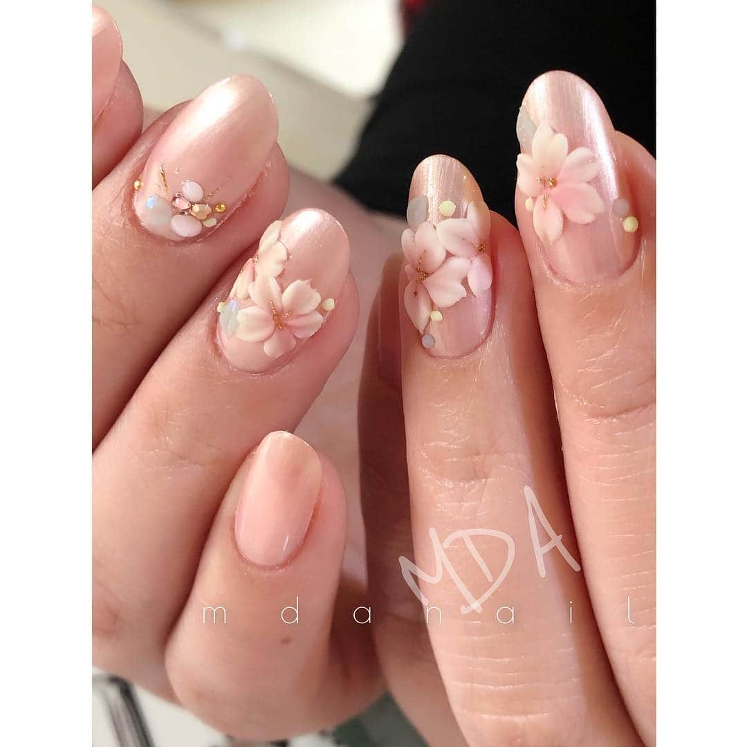 Mayu Ogawaさんのインスタグラム写真 - (Mayu OgawaInstagram)「さくらのエンボス🌸 久々にアクリル触った〜 クラシックなテクニックが可愛い桜アートにbest👍 ・ ぷっくり感が可愛い♪  polish▶︎ #vinylux # 150 最後の動画て確認してね♡  classic cherry blossom nail art. there are a lot of cherry blossoms in Japan now. i love this season every year so much! 🌸🌸🌸 ・ #サクラ #桜 #さくら #桜ネイル  #ピンクネイル #ピンク  #エンボスアート #エンボスネイル  #ポリッシュ #マニキュア #バイナラクス #自爪 #pink #cherryblossom #polish #vinylux  #mda #mdanail #nailstagram #nails #nailarts #gelnails #lovenails #nailaddict #trend #trendnails #fashion #おしゃれネイル #お洒落」4月4日 22時48分 - m_d_a