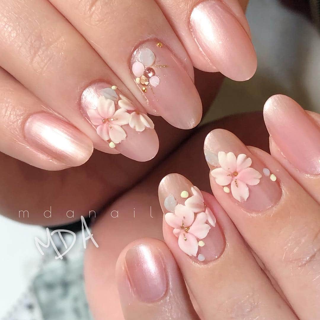 Mayu Ogawaさんのインスタグラム写真 - (Mayu OgawaInstagram)「さくらのエンボス🌸 久々にアクリル触った〜 クラシックなテクニックが可愛い桜アートにbest👍 ・ ぷっくり感が可愛い♪  polish▶︎ #vinylux # 150 最後の動画て確認してね♡  classic cherry blossom nail art. there are a lot of cherry blossoms in Japan now. i love this season every year so much! 🌸🌸🌸 ・ #サクラ #桜 #さくら #桜ネイル  #ピンクネイル #ピンク  #エンボスアート #エンボスネイル  #ポリッシュ #マニキュア #バイナラクス #自爪 #pink #cherryblossom #polish #vinylux  #mda #mdanail #nailstagram #nails #nailarts #gelnails #lovenails #nailaddict #trend #trendnails #fashion #おしゃれネイル #お洒落」4月4日 22時48分 - m_d_a