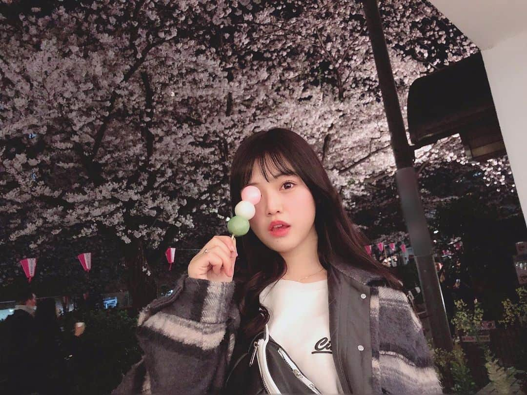 本村碧唯さんのインスタグラム写真 - (本村碧唯Instagram)「夜桜も見に行ったよ〜🌸🍡 #お花見 #夜桜 #中目黒 #お団子」4月4日 22時48分 - aoi0531.m