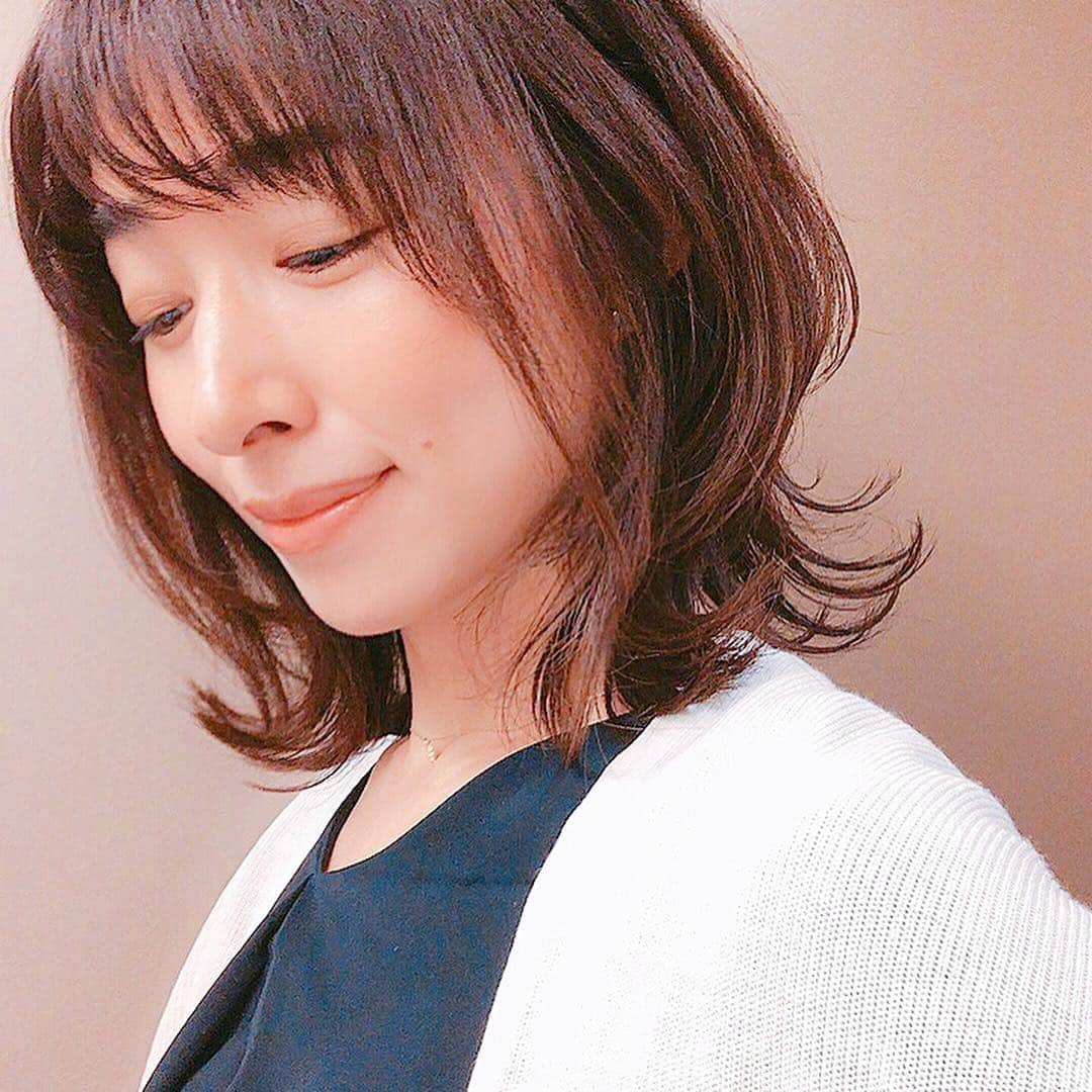 森木美和さんのインスタグラム写真 - (森木美和Instagram)「カットしてキレイにスタイリングしてもらったよ✨💇‍♀️✨ ﻿ ﻿ ついでにヘッドスパも💕﻿ ﻿ 秒で寝てたみたいで、覚えてないよね😅💦💦﻿ ﻿  桜の壁があったので撮ってみた☺️📸✨🌸春っぽ☺️﻿ ﻿  #春スタイル #スタイルチェンジ #ボブ #hairstyle #makeup #ミディアムボブ#美容院 #大人ヘア#セルフィー」4月4日 22時48分 - miwamoriki