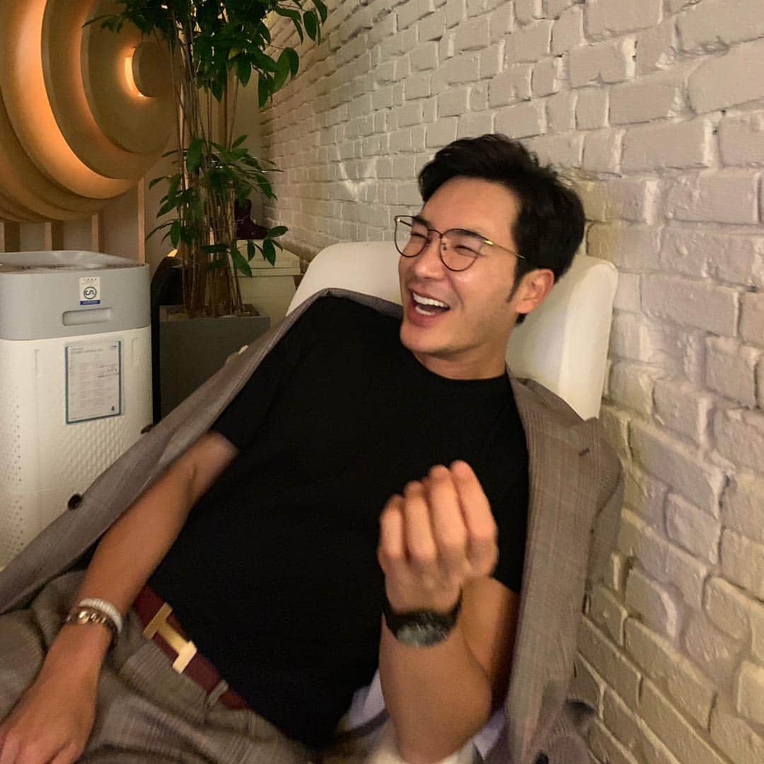 キム・ジュニさんのインスタグラム写真 - (キム・ジュニInstagram)「요즘 일하는 얘기 이런저런 얘기하다가 진지하게 조언해주던 오빠 왈, 메카니즘에 빠지면 안된다곸ㅋ 뭐라고?  메카니즘?가만,매너리즘 아니고??ㅋㅋㅋㅋ 그래놓고 저러고 주절주절 주어담는중 ㅋㅋㅋㅋ 아 진짜 ㅋㅋ 울오빠 25년을 봣는데 어트케 저러케 똑같냐고 ㅋㅋㅋ 귀요미 울오빠랑 간만이 배터지게 저녁먹구 디저트 까징🖤 오늘 잘먹었쪄요 오빵!! 나 메카니즘에 안빠지구 더 열심히 할께 ㅋㅋㅋㅋㅋㅋ . #메카니즘과매너리즘 #한끝차이인데 #구렁이담넘듯넘어갈뻔 #미안해오빠 #내가너무예리했쒘ㅋ」4月4日 22時59分 - evajunie