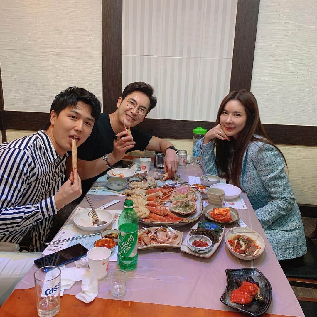 キム・ジュニさんのインスタグラム写真 - (キム・ジュニInstagram)「요즘 일하는 얘기 이런저런 얘기하다가 진지하게 조언해주던 오빠 왈, 메카니즘에 빠지면 안된다곸ㅋ 뭐라고?  메카니즘?가만,매너리즘 아니고??ㅋㅋㅋㅋ 그래놓고 저러고 주절주절 주어담는중 ㅋㅋㅋㅋ 아 진짜 ㅋㅋ 울오빠 25년을 봣는데 어트케 저러케 똑같냐고 ㅋㅋㅋ 귀요미 울오빠랑 간만이 배터지게 저녁먹구 디저트 까징🖤 오늘 잘먹었쪄요 오빵!! 나 메카니즘에 안빠지구 더 열심히 할께 ㅋㅋㅋㅋㅋㅋ . #메카니즘과매너리즘 #한끝차이인데 #구렁이담넘듯넘어갈뻔 #미안해오빠 #내가너무예리했쒘ㅋ」4月4日 22時59分 - evajunie
