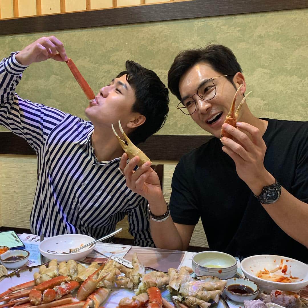 キム・ジュニさんのインスタグラム写真 - (キム・ジュニInstagram)「요즘 일하는 얘기 이런저런 얘기하다가 진지하게 조언해주던 오빠 왈, 메카니즘에 빠지면 안된다곸ㅋ 뭐라고?  메카니즘?가만,매너리즘 아니고??ㅋㅋㅋㅋ 그래놓고 저러고 주절주절 주어담는중 ㅋㅋㅋㅋ 아 진짜 ㅋㅋ 울오빠 25년을 봣는데 어트케 저러케 똑같냐고 ㅋㅋㅋ 귀요미 울오빠랑 간만이 배터지게 저녁먹구 디저트 까징🖤 오늘 잘먹었쪄요 오빵!! 나 메카니즘에 안빠지구 더 열심히 할께 ㅋㅋㅋㅋㅋㅋ . #메카니즘과매너리즘 #한끝차이인데 #구렁이담넘듯넘어갈뻔 #미안해오빠 #내가너무예리했쒘ㅋ」4月4日 22時59分 - evajunie