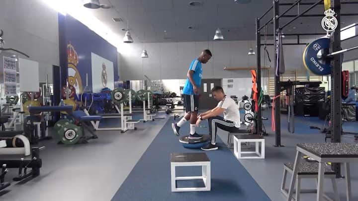 ヴィニシウス・ジュニオールのインスタグラム：「E seguimos trabalhando.. ¡HALAMADRID! ⚽️🏃🏾‍♂️」