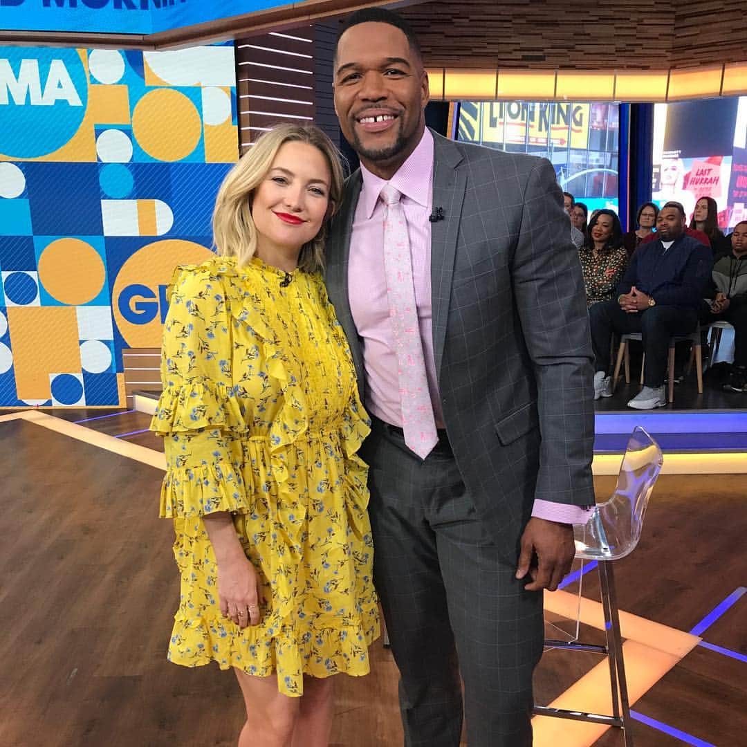 Good Morning Americaさんのインスタグラム写真 - (Good Morning AmericaInstagram)「We always 💛 when the amazing @katehudson comes to see us in Times Square!」4月4日 22時53分 - goodmorningamerica
