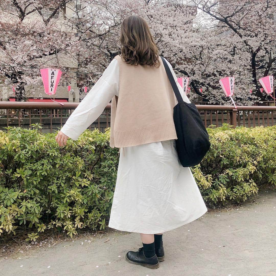 かほこ。さんのインスタグラム写真 - (かほこ。Instagram)「ㅤㅤㅤㅤㅤㅤㅤㅤㅤㅤㅤㅤㅤ ㅤㅤㅤㅤㅤㅤㅤㅤㅤㅤㅤㅤㅤ dress : #dholic knit : #unemansion bag : #agnesb shoes : #sugarsugar ㅤㅤㅤㅤㅤㅤㅤㅤㅤㅤㅤㅤㅤ chocoとお花見に行った時の🌸お花見と言っても、プラプラ〜〜って歩くだけだったからワンピース。 ㅤㅤㅤㅤㅤㅤㅤㅤㅤㅤㅤㅤㅤ どっちもお気に入りの❤︎❤︎韓国のお洋服すき ㅤㅤㅤㅤㅤㅤㅤㅤㅤㅤㅤㅤㅤ #kaho_fashion」4月4日 22時53分 - xxokohakxx