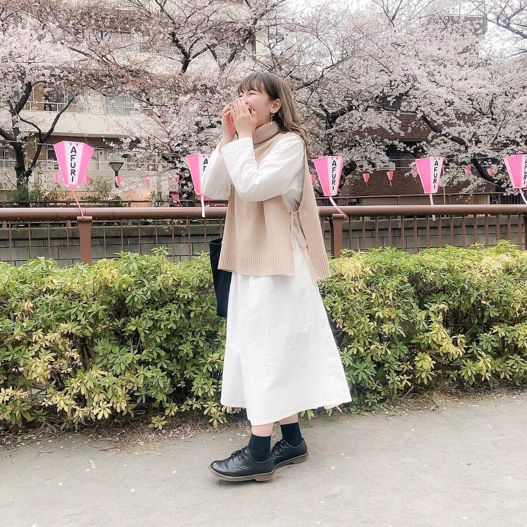 のインスタグラム：「ㅤㅤㅤㅤㅤㅤㅤㅤㅤㅤㅤㅤㅤ ㅤㅤㅤㅤㅤㅤㅤㅤㅤㅤㅤㅤㅤ dress : #dholic knit : #unemansion bag : #agnesb shoes : #sugarsugar ㅤㅤㅤㅤㅤㅤㅤㅤㅤㅤㅤㅤㅤ chocoとお花見に行った時の🌸お花見と言っても、プラプラ〜〜って歩くだけだったからワンピース。 ㅤㅤㅤㅤㅤㅤㅤㅤㅤㅤㅤㅤㅤ どっちもお気に入りの❤︎❤︎韓国のお洋服すき ㅤㅤㅤㅤㅤㅤㅤㅤㅤㅤㅤㅤㅤ #kaho_fashion」