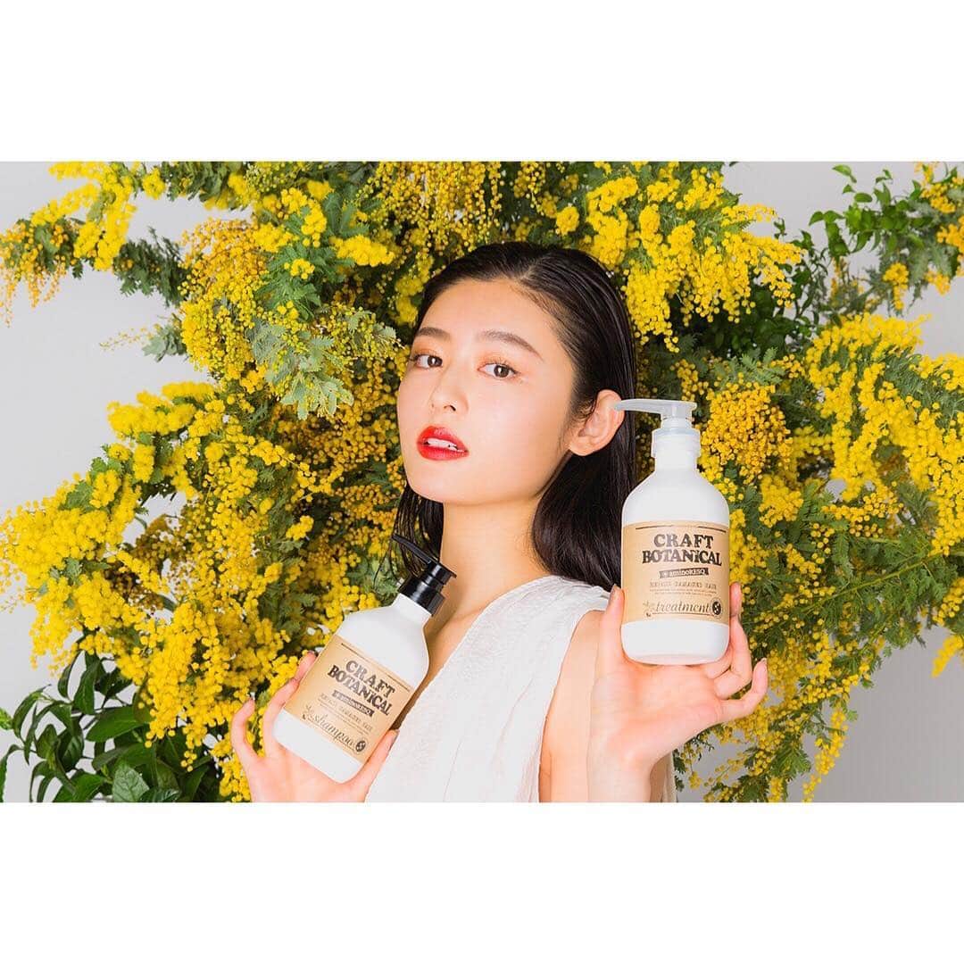 のインスタグラム：「・ Keiichi Nitta & Masayoshi Okudaira × CRAFT BOTANICAL aminoRESQ  ART WORK🦋 ・ 📸Today’s model🧖🏻‍♀️ @starandsummer . . #aminoresq #アミノレスキュー  #CRAFTBOTANICAL #クラフトボタニカル #shampoo #シャンプー #treatment #トリートメント  #haircare #ヘアケア #scalpcare #スカルプケア #healthy #beautifulhair #美しい髪 #relax #happybathtime #癒しのダメージケア #LOFT #ロフト #東急ハンズ #ショップイン  #ARTWORK #BEAUTY #SHOOTING #古畑星夏 #vivi」