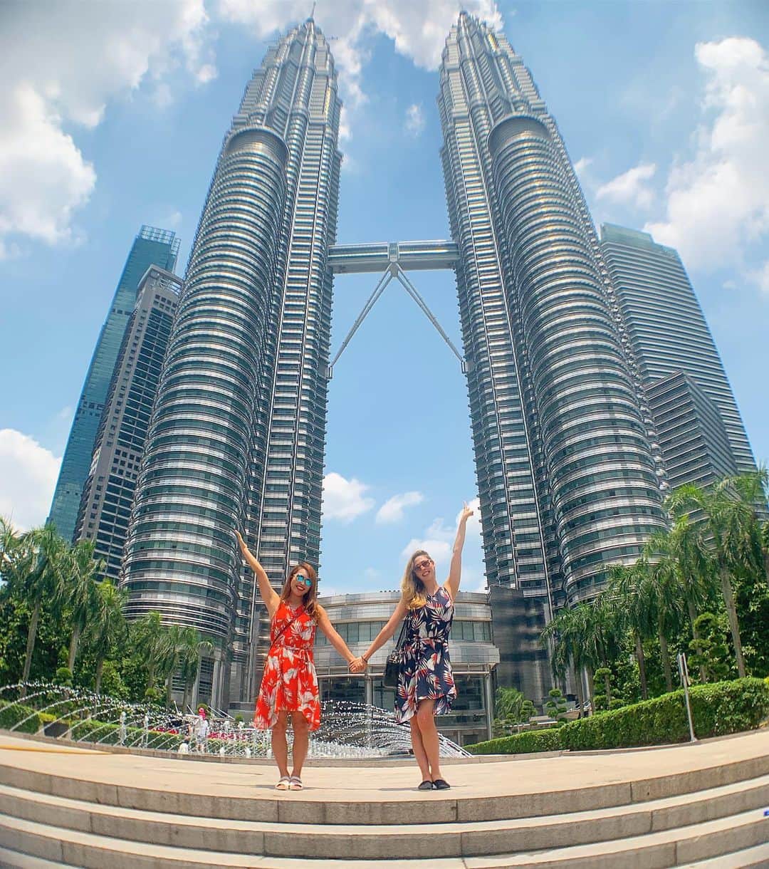 北村彩乃のインスタグラム：「Twins at the Twin Tower 👯‍♀️🗼👯‍♀️🗼 I finally got to see the tallest twin tower in the world 🌎 . 世界一高いツインタワー見てきたよ〜☺️ ツインタワーだから私達も双子コーデで色違いのワンピース👗❤️ . . #petronastowers #Malaysia #kualalumpur #twintower #tallesttower #tourlife #travelgram #instatravel #traveladdicts #asiatrip #twins #twinscode #worldtrip #マレーシア #クアラルンプール #ツインタワー #ペトロナスツインタワー #双子コーデ #旅行好きな人と繋がりたい #旅したくなるフォト #アジア #海外旅行 #単身赴任妻 #世界旅行 #世界一 #大好きな人 #ベストフレンド」