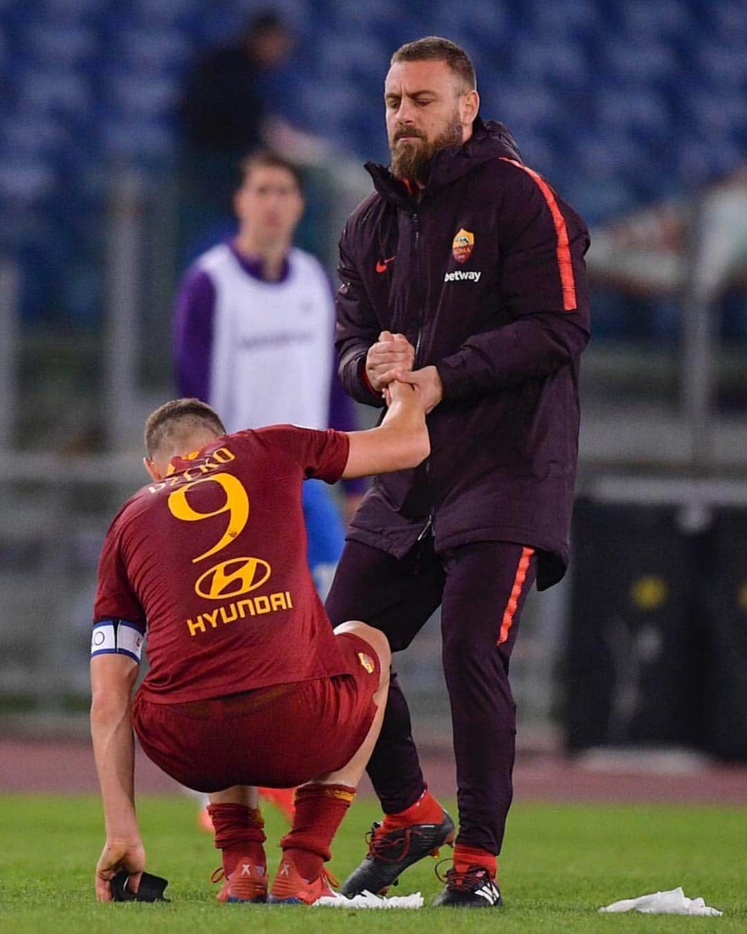 ASローマさんのインスタグラム写真 - (ASローマInstagram)「©️ De Rossi 💛❤️ #ASRoma」4月4日 23時01分 - officialasroma