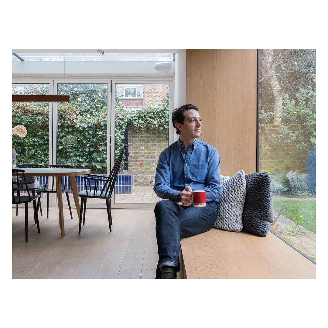 The Modern Houseさんのインスタグラム写真 - (The Modern HouseInstagram)「We visit ethical rental specialist, Charlie Barda at his home in Holland Park. As someone who creates affordable, quality and community-focused housing for lower-income renters in London he has taken the same functional approach when renovating his own home.  Link in our bio for more. @architectureforlondon  #mymodernhouse #hollandpark #midcentury」4月4日 23時01分 - themodernhouse